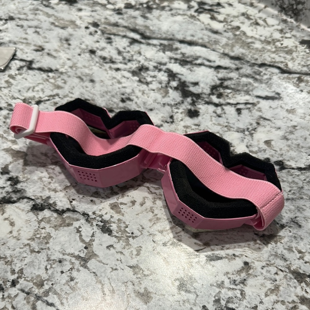 Pink Heart-Shaped Ski Goggles - Picture 2 of 6